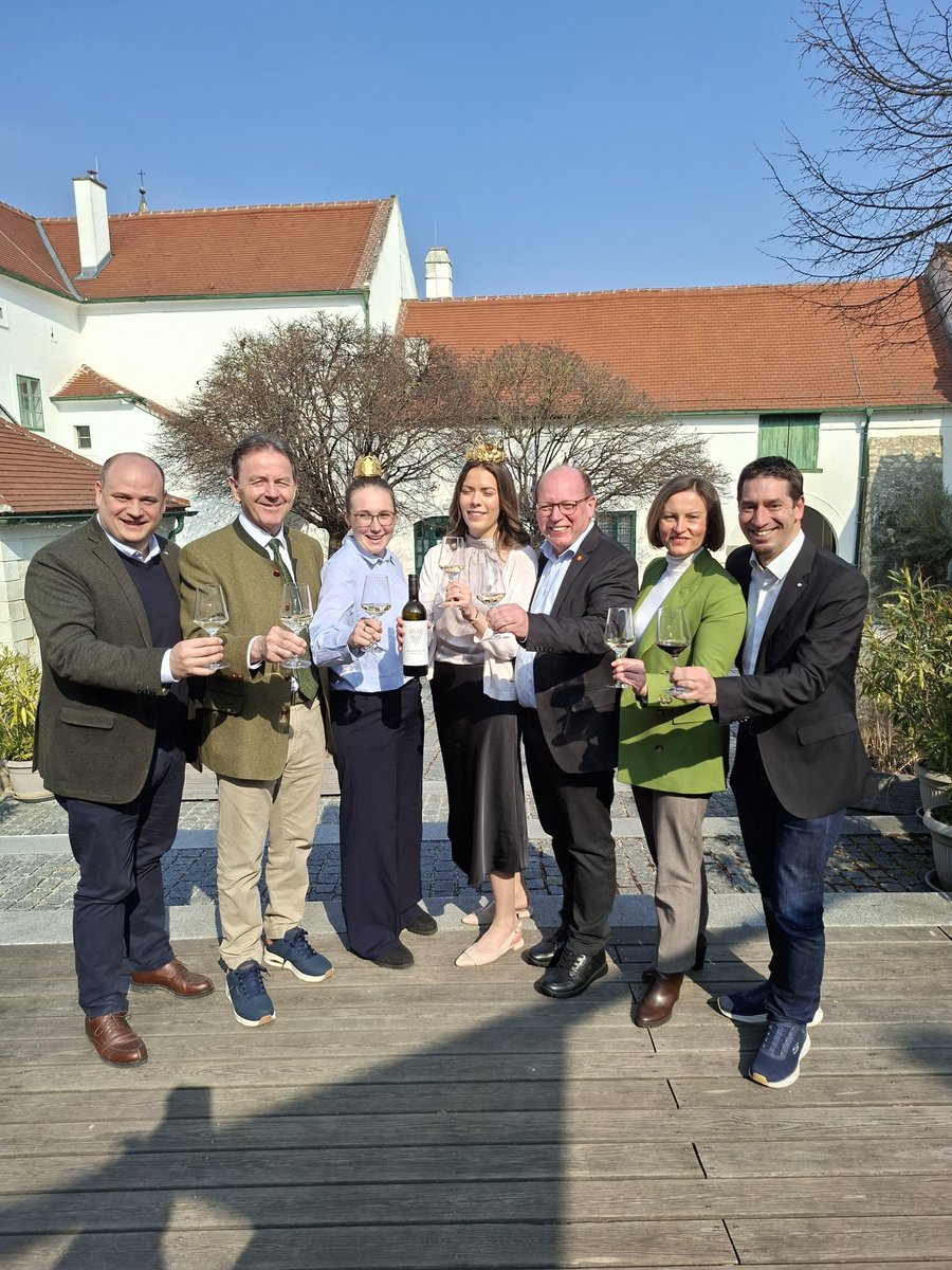 Bei Kaiserwetter ging der heurige Weinbautag im Martinsschlössl in Donnerskirchen über die Bühne. Trends und Entwicklungen in der Weinbranche standen im Mittelpunkt der Vorträge und Diskussionen. Aktuelles Motto des Weinmarketings: Wein trinken muss einfacher werden.