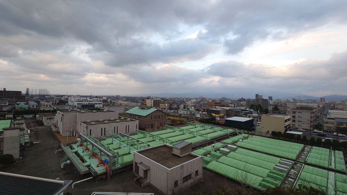 今日の宿泊先の窓からは、こんな風景でした。