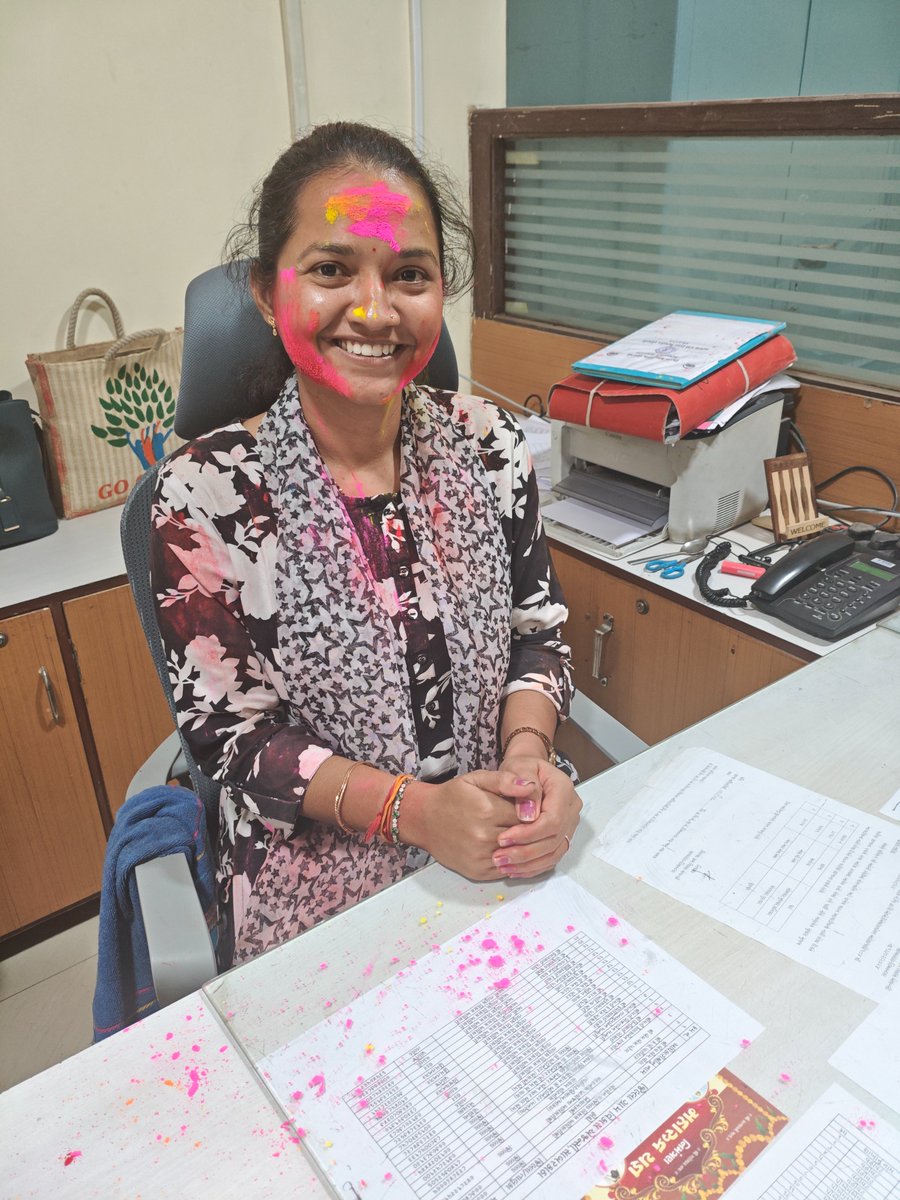 दरिया तलाशना कहीं सहरा तलाशना 
मुश्किल है ख़ुद के जैसी ही दुनिया तलाशना 

देखे हुए से ख़्वाब सा एक ख़्वाब देखना
फिर ख़्वाब में भी ख़्वाब के जैसा तलाशना 

- कुंवर रंजीत चौहान🌷
#selflove 
#holi