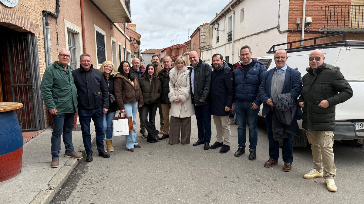 Mi Presidente, mi referencia <a href="/Santi_ABASCAL/">Santiago Abascal 🇪🇸</a> en #Cigales tierra de buena gente y de grandes vinos.
Ayer con mis compañeros de <a href="/VOXValladolid/">VOX Valladolid</a> . No faltaron (siempre están) Aroa y Antonio, concejales en la localidad.