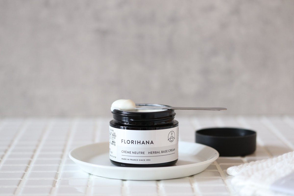 フェイスクリームのレシピ

Recipe ˗˗˗˗˗˗

ベースクリーム 50ml フランキンセンス 3滴 マンダリン 1滴 ネロリ 1滴
˗˗˗˗˗˗˗˗˗˗˗˗˗˗ ✑

肌の悩みや好みの香りに合わせて精油を選び、ベースクリームに精油を加えて混ぜるだけ。