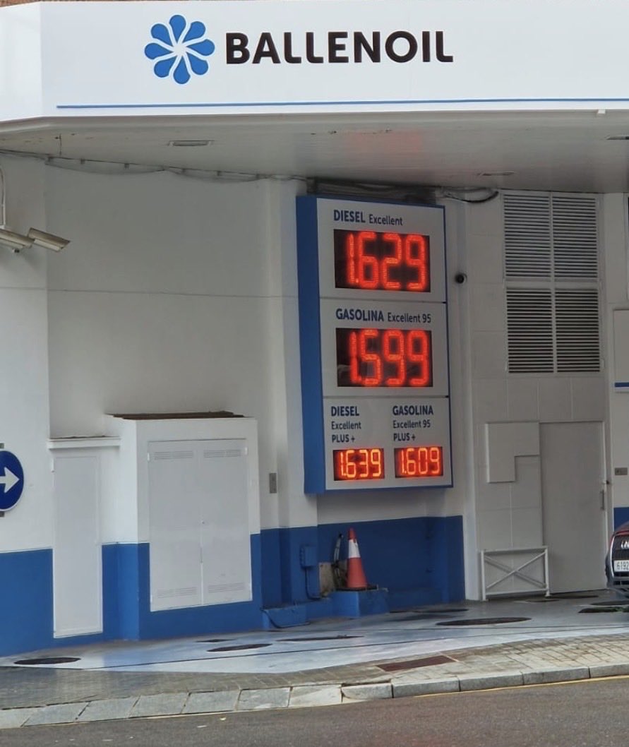 Lunes y viernes 
La misma gasolina un 25% más cara sin que el camión cisterna pase a llenar el depósito de la gasolinera.
Magia o robo…..