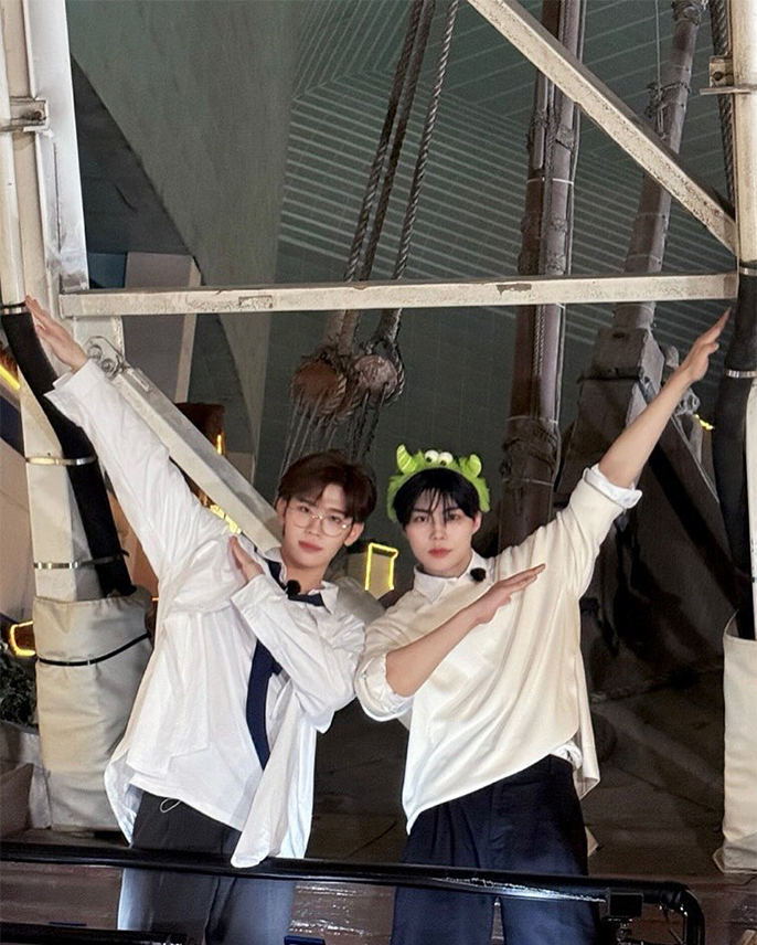 |🎁|
스티커 (8cm*8cm, 정사각형)✌️ 나눔 합니다ﾉﾉﾞ

▪️날짜: 중콘 (혹은 첫콘...?)
▪️장소 및 시간: 당일 스레드로 알림
▪️건탤러라면 누구든'ᴗ'

앞으로 쭉 함께 할 건탤러 여러분들과
마음을 나누고 싶어서 소박한 나눔을 준비해보았습니다.*･｡ﾟ

현장에서 만나요💗