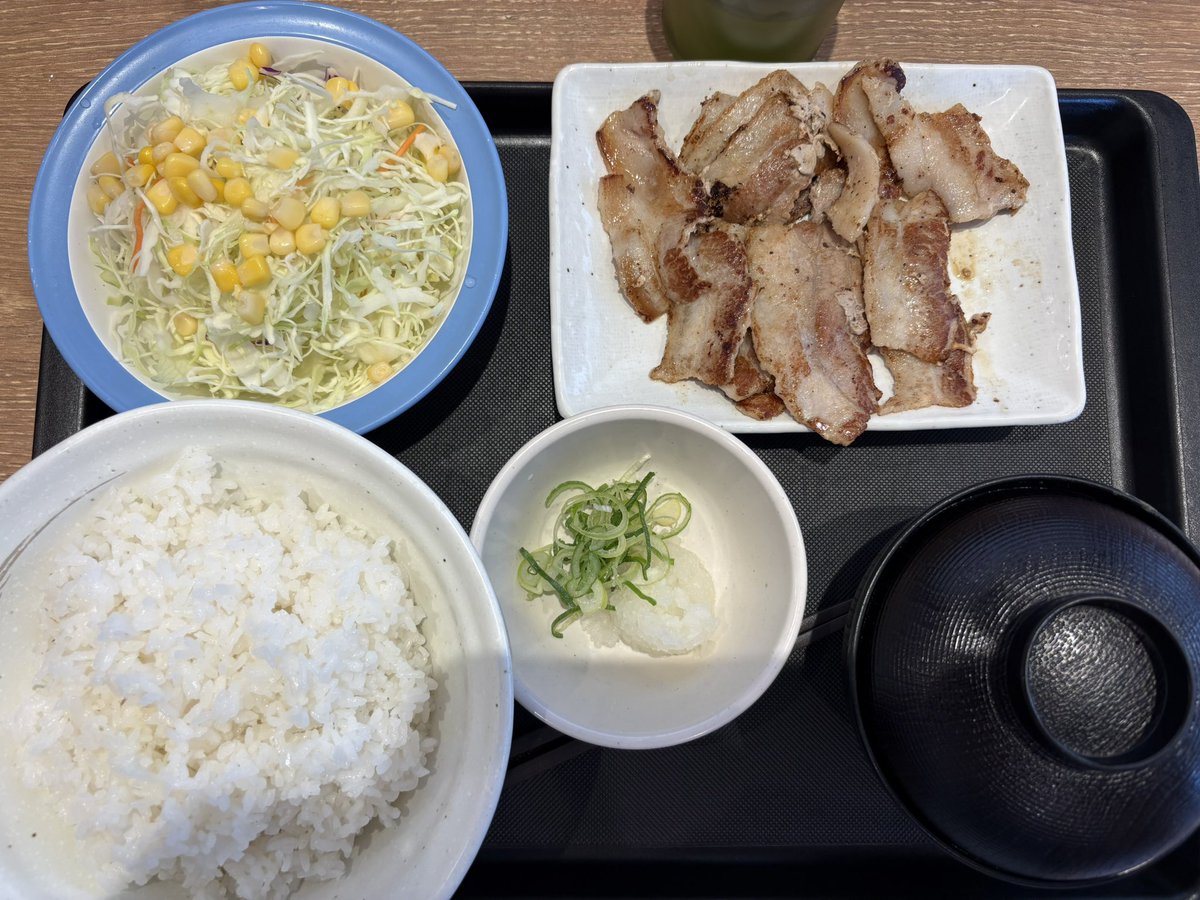 daidaiteikoku's tweet photo. 「松屋」

スタミナ厚切り豚カルビ定食
(ライス特盛)

牛丼は食べた記憶がないくらい松屋の定食が好きな我が家
ライス🍚が特盛まで無料ってのも最高👍

今日はいつもの牛焼肉🐮ではなく、豚カルビ🐷…めちゃうま😋
特盛なんてペロだね😋

#松屋 
#牛焼肉定食 
#豚カルビ
#焼肉 https://t.co/4xw1js1HqI