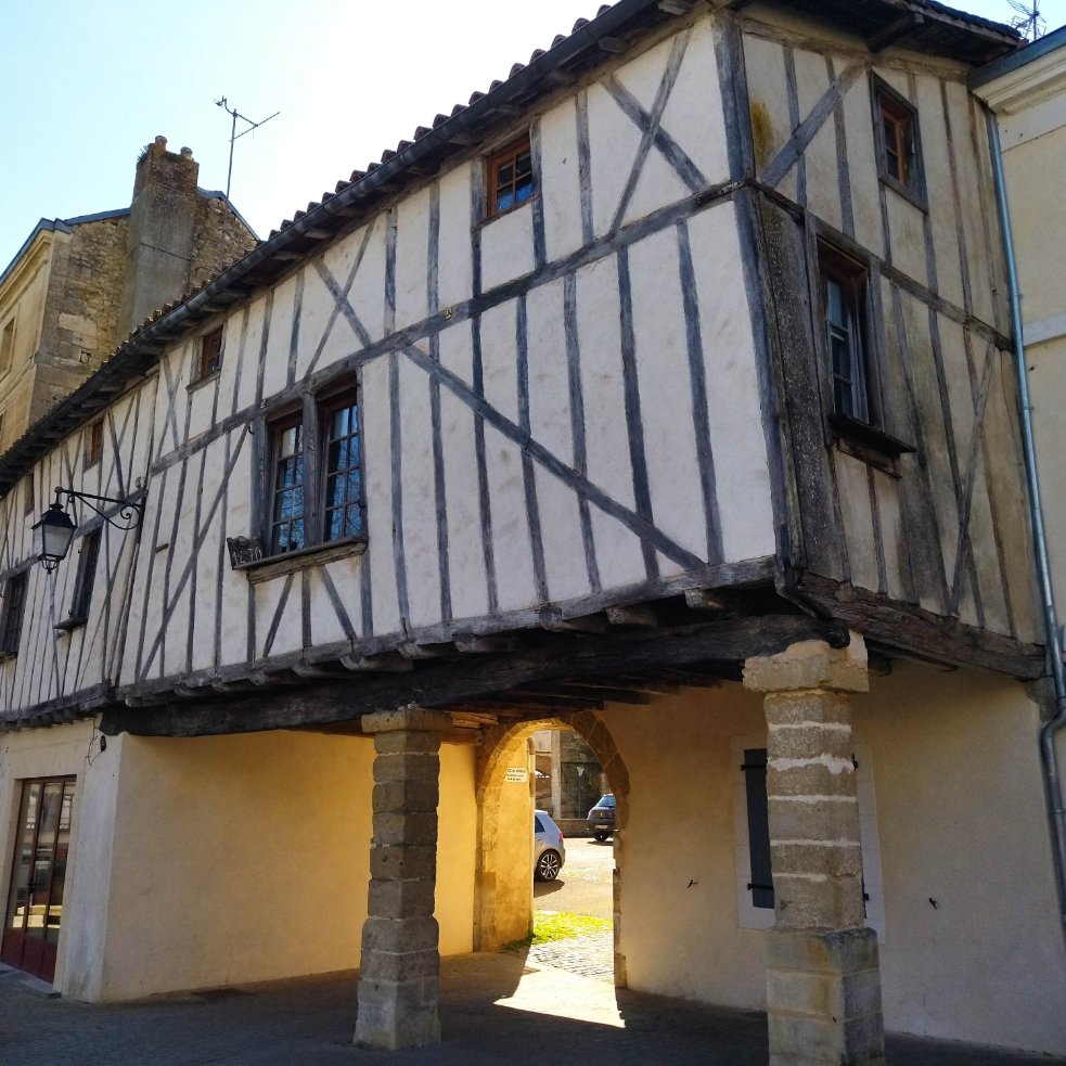 Aredius44's tweet photo. #Poitou Saint-Maixent-l'Ecole https://t.co/sQ9jrXNuGV