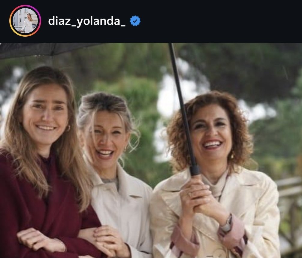 Andaluces, la que posa y se descojona en el funeral de 47 víctimas, 47 personas muertas en Aldamuz, es la que quiere ser vuestra presidenta. No lo olvideis.