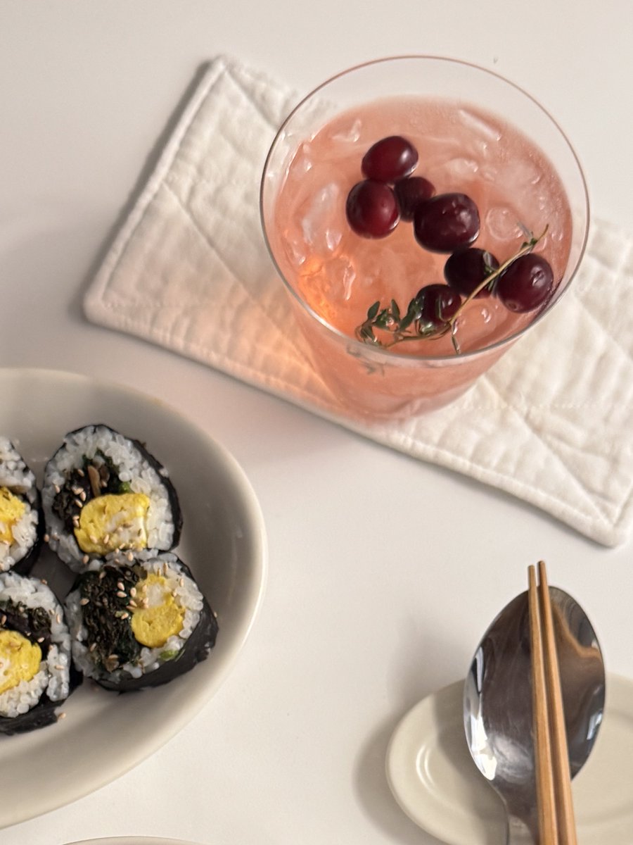 나같경 얼린 크랜베리를 오미자(오미자청 아니고 100%오미자 착즙)차에 넣어 먹음. 따뜻한 차에도 넣고 탄산수 넣은 아이스티에도… 차 마시면서 하나씩 건져 먹깅