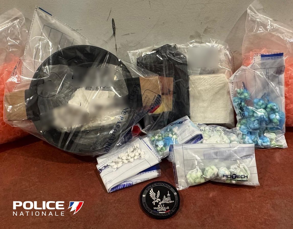 PoliceNat13's tweet image. #ContreLeNarcoTrafic | 🔴Le 25/02, les👮‍♂️de la #BST centre interpellaient 3 individus dans le cadre d'un trafic de stupéfiants sur le centre-ville de #Marseille
❌ Saisie de 1,2 kg de cocaïne 
➡️ 3 individus déférés devant la ⚖️ et condamnés à des peines de prison
