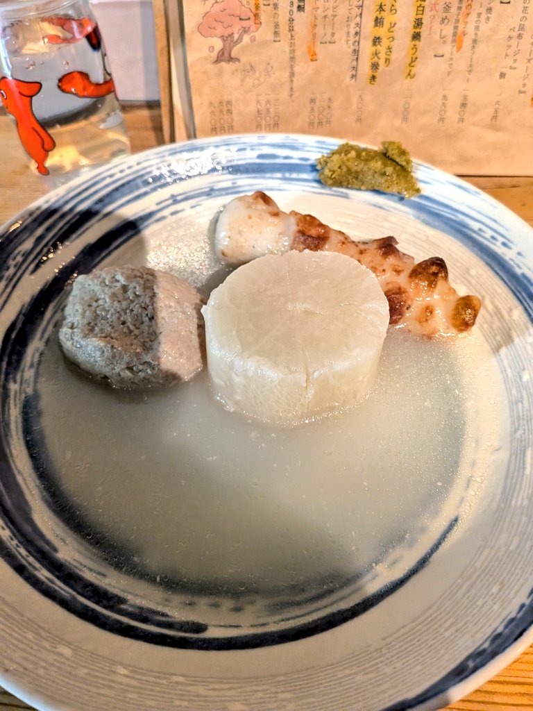 地元のムゲンさんで早い時間から飲んでます🍶
お料理は鮪頬肉のレバ刺し風、帆立の海藻バターソテー、おでん😋