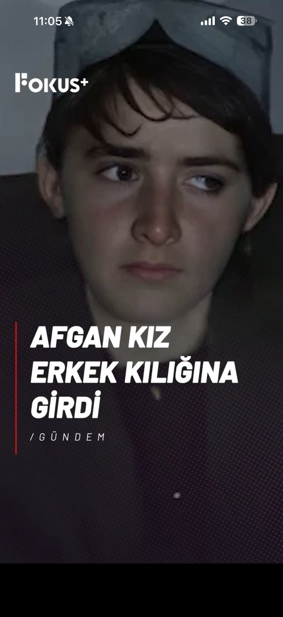 idizerhan's tweet photo. İkisi aynı kişi. 

Afganistan’da bir kız çocuğu, ailesine bakabilmek için erkek kılığına girip çalışmaya başladı.
 
Durum ortaya çıkınca Taliban kıza maaş bağladı. 

Geçen ay Afganistan’da konuşulan bu mesele şimdi Türkiye’de bir başka görüntüyle, “çocuğa işkence edildi” şeklinde servis ediliyor.  

Bilgi yanlış, görüntü yanlış… Halkımız ülkenin doğusuyla pek ilgilenmez ama Taliban’a bir düşmanlığı var. Benzeri yapılar başka ülkelerde de olmasına rağmen sadece Taliban’a saldırır. 

Çünkü bu konuda Batı’nın bir anlatısı var. Biz, dünyanın tamamına Batı’nın gözüyle bakarız.( kendimize bile) 

Onların hikâyeleri bizim hikâyemiz olur. 

Mesela Taliban hakkında bir fikrimiz yoktur. Batı anlatır, biz iman ederiz. Tersi şeyler de olsa, iman etmekten vazgeçmeyiz.