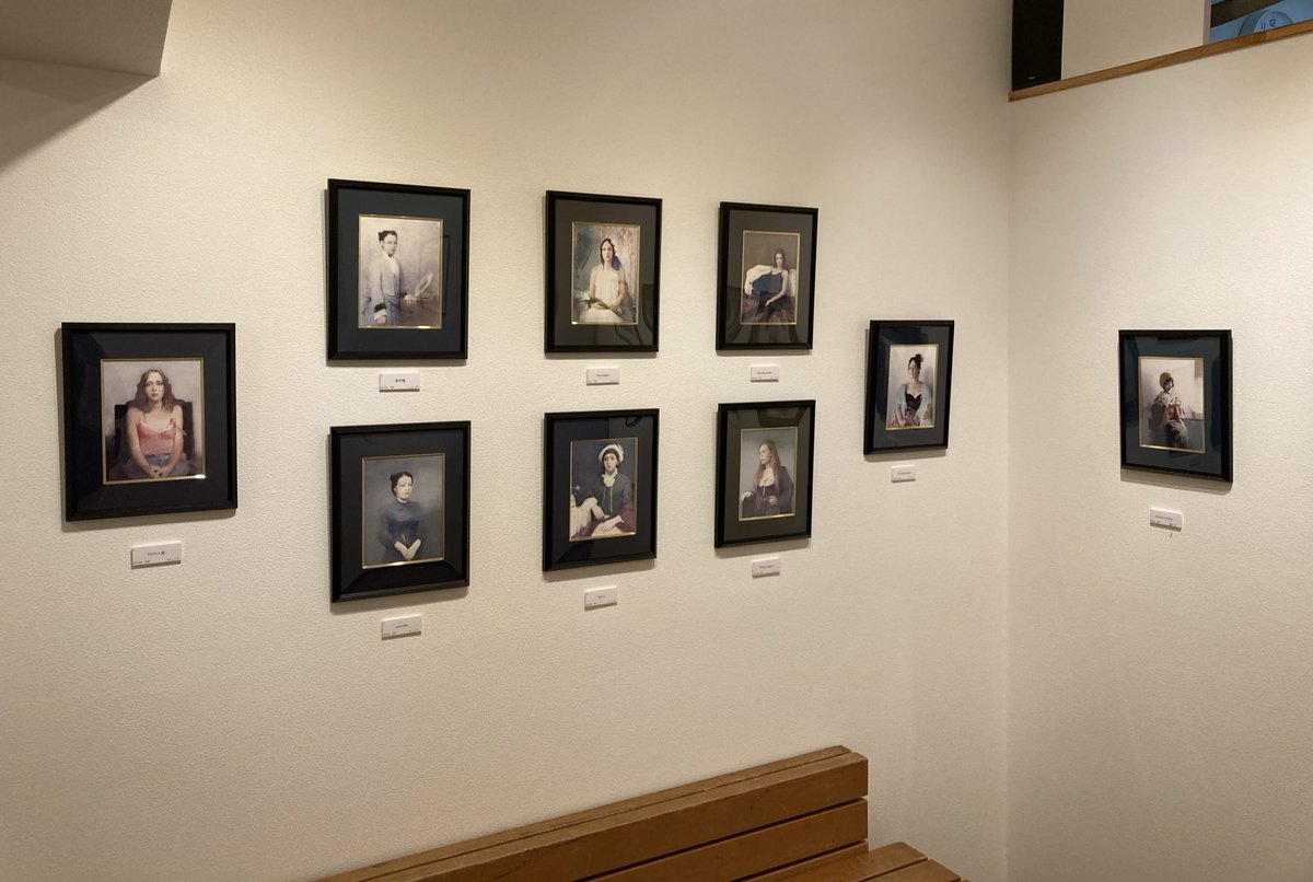 画廊宮坂
上杉尚展『変換』

SNSで飛び込んできて、これは是非拝見したいと思いお邪魔しました。
淡い光と輪郭線、無機質な白っぽい壁に落ちる影。
なんとも言えない静かさのある空気感。
銀板写真の様な鈍い光りを放つ渋い雰囲気が本当に美しい。
眼福でございました。