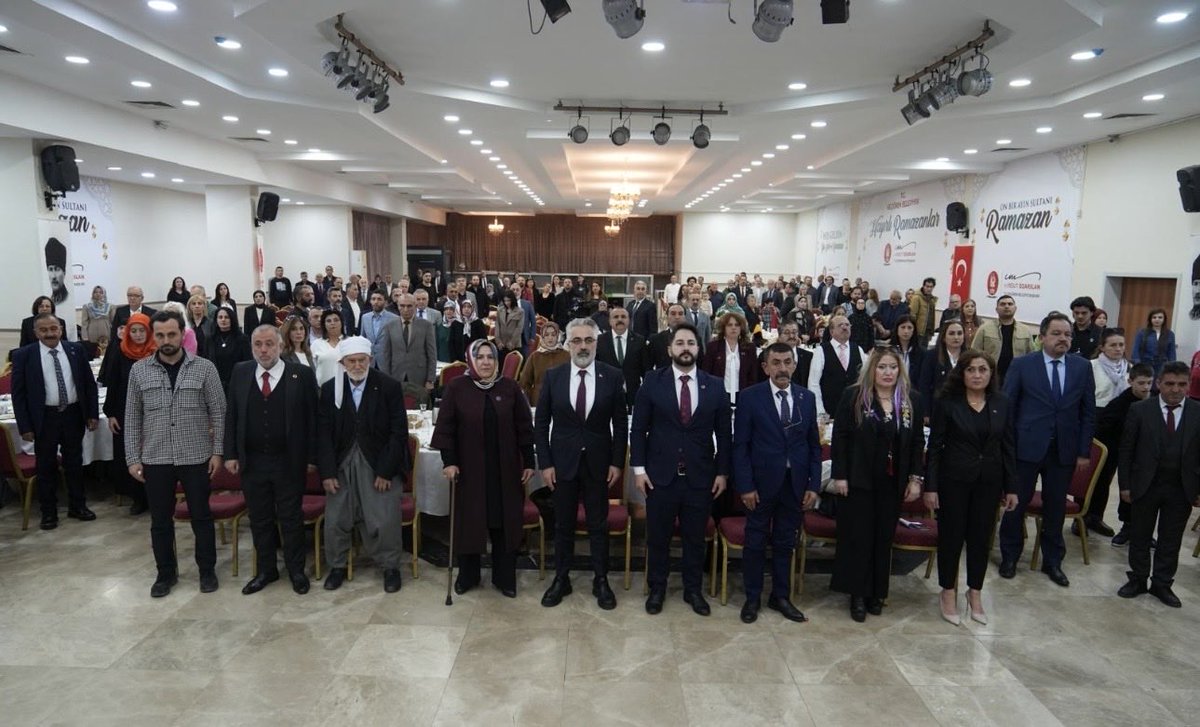 tggv_org's tweet photo. “Büyük Türkiye İçin Büyük Adım: Türkiye Gelişim ve Gençlik Vakfı Sahaya İndi!” TÜRKİYE’nin VAKFI SAHAYA İNDİ!
Türkiye Gelişim ve Gençlik Vakfı’ndan 2026 Büyük Türkiye Buluşması ve İftar Daveti
📍 Yunus Emre Kültür Merkezi – Keçiören / Ankara 🗓 05 Mart 2026 | 15:30 – 20:00
Türkiye Gelişim ve Gençlik Vakfı Kurucusu ve Genel Başkanı Sayın Emre ŞAHİN beyefendinin tensipleriyle, kuruluşunun 2.yıl dönümünde ve teşkilatlanma çalışmalarının henüz 2. ayında ilk büyük organizasyonu olan “2026 Büyük Türkiye Buluşması ve İftar Daveti” programıyla sahaya güçlü bir çıkış yaptı. Siyaset, akademi, sanat ve iş dünyasından önemli isimlerin katılım sağladığı program, vakfın teşkilatlanma vizyonunu ve gelecek hedeflerini kamuoyuna ilan ettiği tarihi bir buluşmaya dönüştü. 750 kişilik Genel Merkez kadrosu ve 50.000 kişilik bölge teşkilat yapısını oluşturarak sahaya inen Türkiye Gelişim ve Gençlik Vakfı, bu büyük buluşmayla yalnızca bir organizasyon değil, uzun soluklu ve etkili bir toplumsal kalkınma hareketinin başlangıcını ilan etti.

“Gelişim Gençlikle Başlar, Büyük Türkiye ile Taçlanır”
2026 Büyük TÜRKİYE Buluşması ve İftar programı kapsamında; Genel Merkez Genel Başkan Yardımcılarımız, Komisyon, Kurul, Daire Başkanlıklarımız ve İl Başkanlarımızın açılış konuşmalarının ardından Ankara Keçiören Belediye Başkanı Sayın Dr. Mesut ÖZARSLAN beyefendiyi temsilen, Keçiören Belediye Başkan Yardımcısı Sayın Mehmet AYGÜN beyefendi katılım sağladı. Program esnasında gençliğe ve Vakfımıza yönelik önemli bir konuşma gerçekleştirdi. Günün anlam ve önemini belirten konuşmayıise Türkiye Gelişim ve Gençlik Vakfı Kurucusu Genel Başkanı Sayın Emre Şahin, salondaki yüzlerce davetliye hitap ederken coşkulu ve vizyoner mesajlar verdi.
Genel Başkan Şahin konuşmasında şu vurguları yaptı:
“Bizler sadece bir vakıf kurmadık; bizler bir diriliş hareketi başlattık. Gençliğin enerjisini, milletimizin tecrübesini ve Ülkemizin potansiyelini bir araya getirmek için yola çıktık. Ramazan ayının bereketini paylaşırken, aynı zamanda TÜRKİYE’nin yarınlarını inşa edecek kadroları yetiştirme sorumluluğunu üstleniyoruz.”
Konuşmasında özellikle gençliğe dikkat çeken Şahin, üniversitelerde kurulacak kulüp yönetimleriyle gençlerin doğrudan sahada temsil edileceğini belirterek:
“Hedefimiz 81 il 922 ilçede tam teşkilatlanmadır. Sadece merkezden konuşan değil, sahada halkın nabzını tutan, gençliğin sesi olan bir yapı kuruyoruz. Tüm üniversitelerde kulüp yapılanmalarımızla hem halkımızın hem gençlerimizin beklentilerini doğrudan yerinden dinleyeceğiz.”
ifadelerini kullandı.
Ramazan ayının manevi iklimine de değinen Şahin, vakfın sosyal yardımlarına vurgu yaparak Gazze’ye insani yardım çalışmaları, öğrencilere burs destekleri ve ihtiyaç sahiplerine gıda yardımlarının vakfın kuruluş anından itibaren başlatıldığını ifade etti.

7 Bölge 81 İl İçin Toplu Mazbata Töreni
Program kapsamında, Teşkilatlardan Sorumlu Genel Başkan Yardımcısı Şener Taşören koordinatörlüğünde 7 Bölge ve 81 İl Başkanına toplu mazbata takdim töreni gerçekleştirildi.
Mazbata töreni sırasında salonda büyük bir heyecan yaşanırken, teşkilat mensupları “Büyük TÜRKİYE” vizyonuna olan inançlarını güçlü alkışlarla ortaya koydu.
Vakfın teşkilat yapısının;
• Genel Merkez
• Merkez Yönetim Kurulu
• 7 Bölge Başkanlığı
• 81 İl Başkanlığı
• 922 İlçe Başkanlığı
• 208 Üniversite Kulüp Yapılanmaları
• Mahalle Yapılanmaları
• Gönüllü Ağları
Şeklin de kapsamlı ve organize bir sistem üzerine inşa edildiği vurgulandı.

Vakfın Amacı: “Gençlikten Gelişime, Gelişimden Büyük Türkiye’ye!”
Türkiye Gelişim ve Gençlik Vakfı’nın temel amacı; çocuklar ve gençler başta olmak üzere tüm vatandaşlara yönelik faydalı çalışmalar yaparak daha güçlü bir gelecek inşa etmektir.
Vakıf;
• Eğitim,
• Sağlık,
• Spor,
• Kültür,
• Teknoloji,
• Sanayi ve Bilim
Gibi tüm alanlarında geniş bir yelpaze ile daha üretken, liyakatli ve donanımlı kadrolar yetiştirmeyi hedeflemektedir.