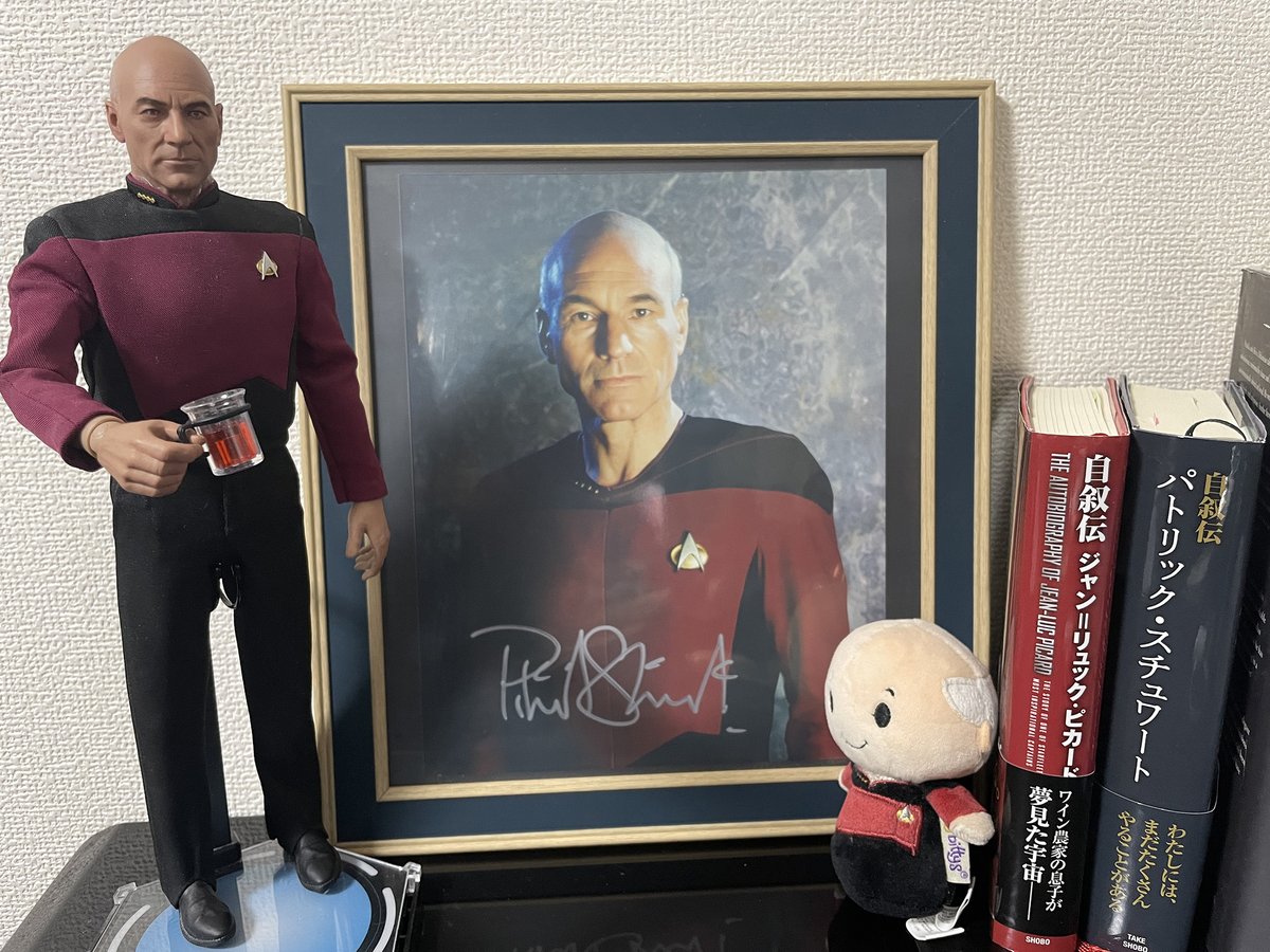 ArisawaManiwa's tweet photo. ピカード艦長のなかの人、パトリック・スチュワートのサイン入りブロマイドを映画関係古書の即売会で発見したため、トラクタービームで拿捕任務を遂行！
#TNG #新スタートレック https://t.co/QRzV3eJ22N