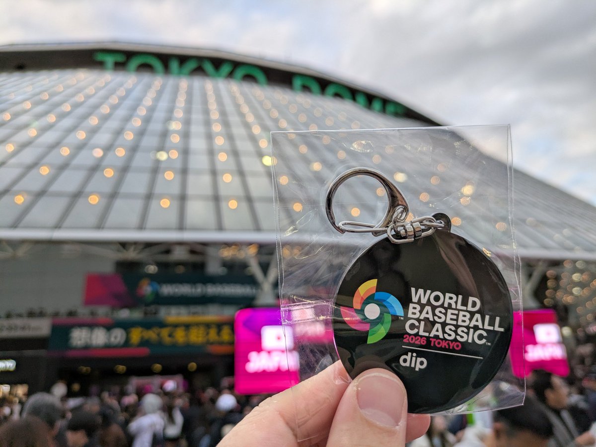 macchajaya's tweet photo. WBCの雰囲気を味わいに東京ドームに寄ってきた！
抽選でキーホルダー当たった！
寄せ書きも書いてきた！
 #WorldBaseballClassic 
 #ガンバレ侍ジャパン https://t.co/0rNPN24E41