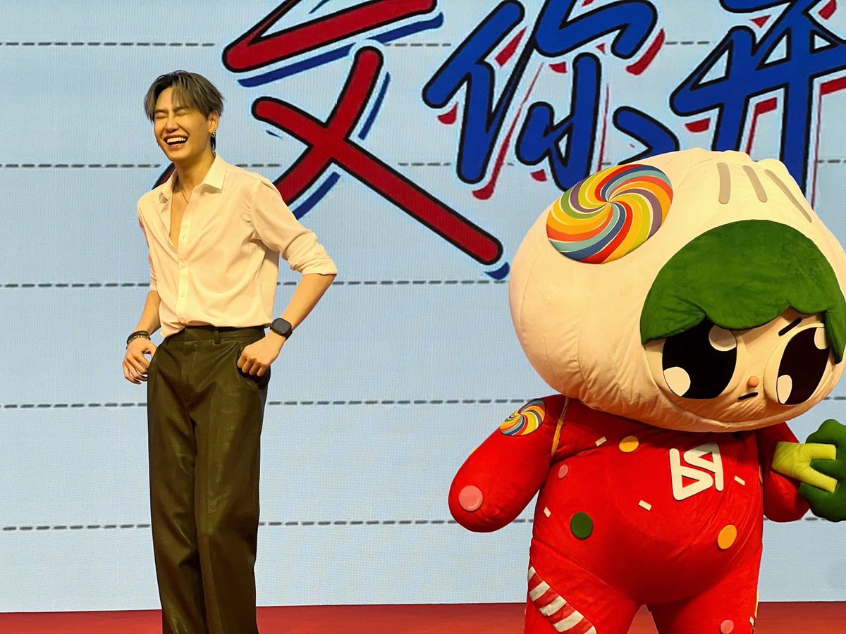 GMMTV's tweet photo. 这次来杭州我和 PAODY 非常开心，还很兴奋！很高兴大家喜欢  PAODY。这次送给大家很多飞吻~ 希望下次我们还会见面哦~
🥦🍭

Hangzhou ครั้งนี้ผมและ PAODY มีความสุขและตื่นเต้นมาก ดีใจที่ทุกคนเอ็นดู PAODY นะครับ ครั้งนี้ได้กันไปหลายจุ๊บเลย หวังว่าครั้งหน้าพวกเราจะได้กลับเจอกันอีกนะครับ 🥦🍭

#BounFSinHangzhou
#GMMTV 
@bb0un @paody_GMMTV