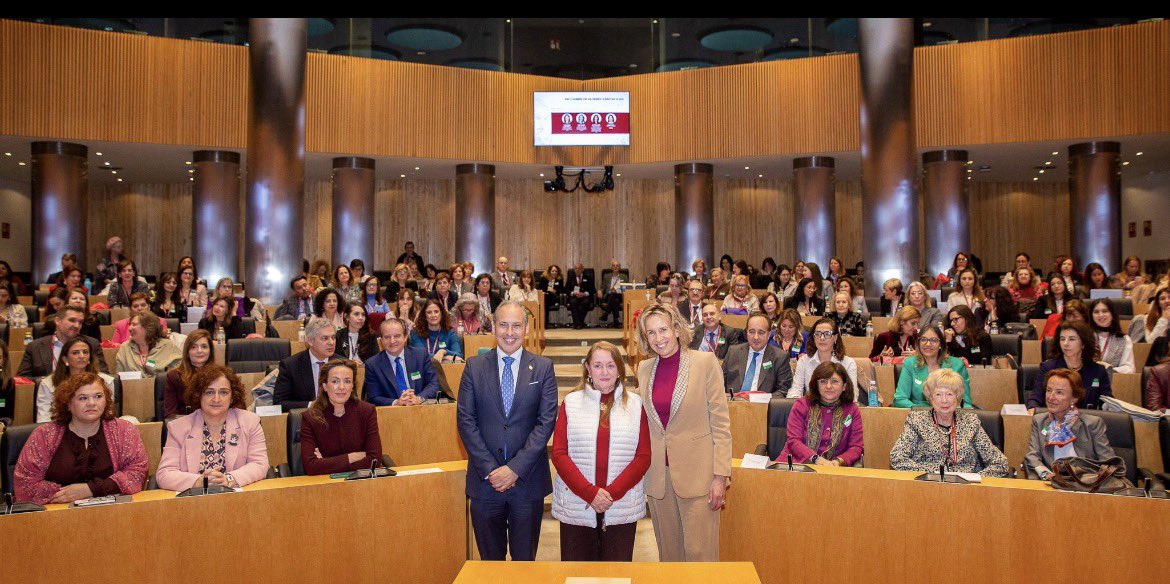 AmunozAlicia's tweet image. Cumbre de Mujeres Juristas @icam_es Un programa extraordinario con grandes ponentes abordando los retos de la IA y medidas para combatir la desinformación y la violencia digital. También tuve ocasión de asistir a los Premios Igualdad @icam_es