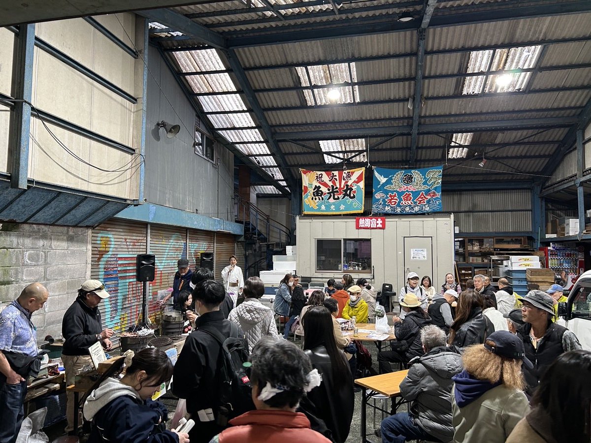 zukyoooooooooon's tweet photo. ピンポンパンポーン

サンビーチ監視塔より
お知らせいたします

現在の熱海魚市場です

なんだかやたらと賑わってる

誰か歌ってるけど
遠くて見えない

Have a nice day

#熱海
#ATAMI
#アタミ
#魚市場
#演歌歌手 https://t.co/463X2u1e0X