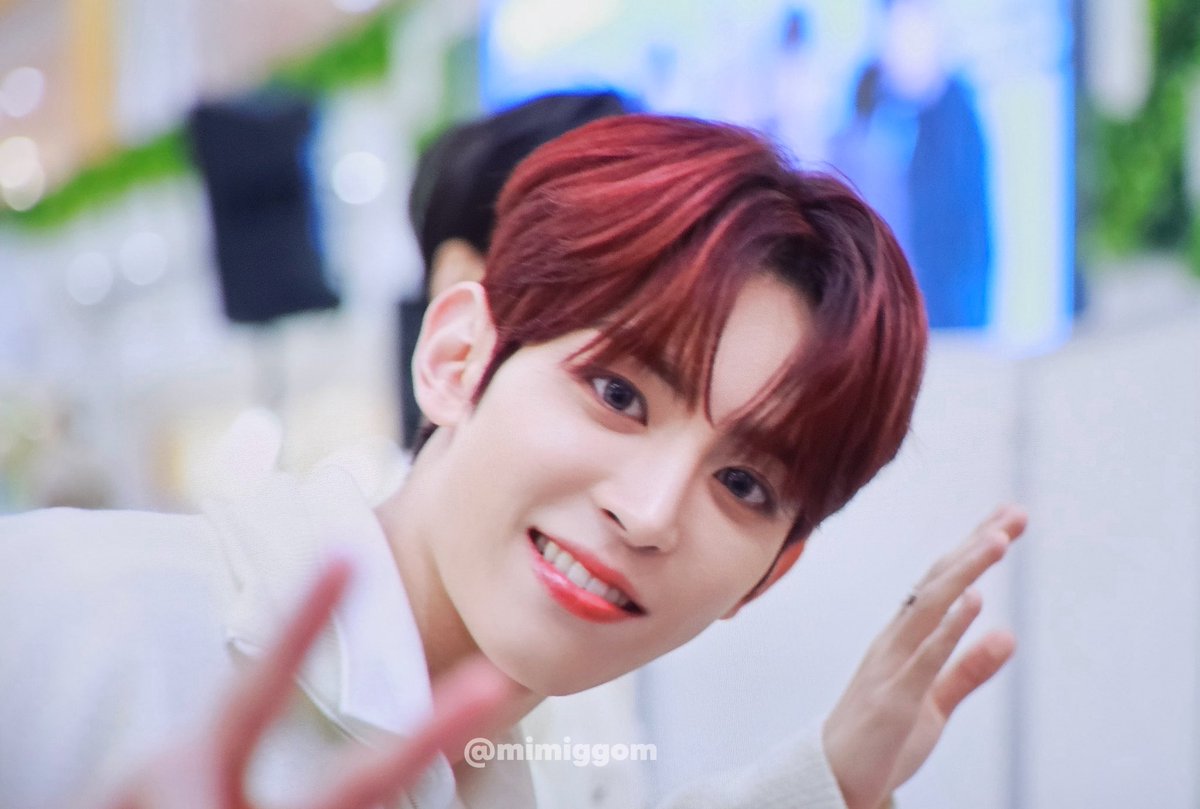 윤: 근데누나너무오래만이네
미미: 인기왕못만나..
윤: 뭔소리야누나너진혁이만보고찍고있자나
현빈: 누나가진혁이찍고있는데내가갔었어
미미: 맞아감동
so handsome oppa 😍