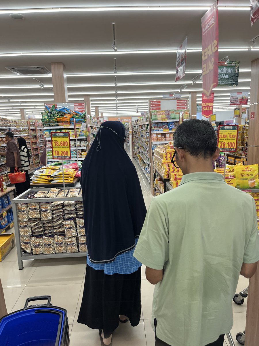 biji_korma's tweet photo. 11.40 nunggu bagasi turun 30 menit, bandara 12.15 -> swalayan 12.30 -> rumah 14.30 https://t.co/ptGnHX4Snt