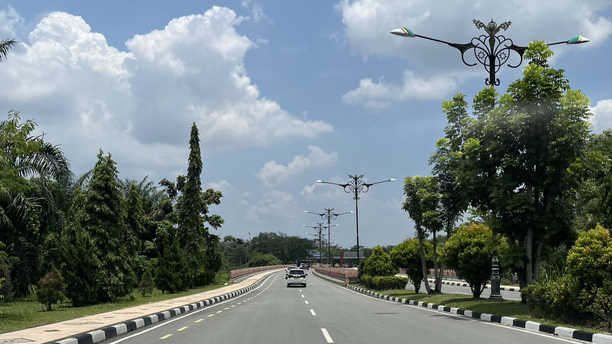 biji_korma's tweet photo. 11.40 nunggu bagasi turun 30 menit, bandara 12.15 -> swalayan 12.30 -> rumah 14.30 https://t.co/ptGnHX4Snt