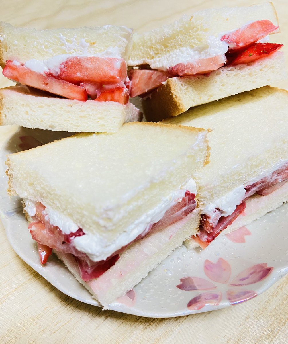 YJonlyyoojun's tweet photo. 今日のおうちlunch🍓🍞
🍓生クリームsandwich🥪
作りました♪
後、seafood gratin🦐🐙🦪
作り👍🏻美味しかった^ ^ https://t.co/7dmnvfVfo6