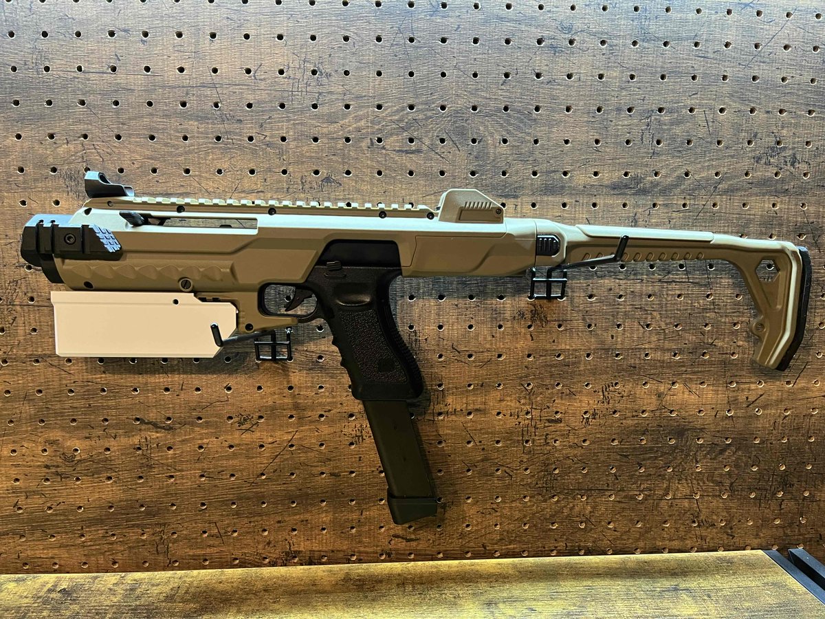 D_GUNARMORY's tweet image. お世話になります。D-sanです✨
SFA様のブランド、ATELIER RAI製の試作パーツを頂きました🫡現在販売中の電動ハンドガン用バッテリーケースを拡大、再設計したミニSサイズのレール取付型バッテリーケース😆✨カスタムの幅が広がります👍製品化が楽しみです😍
＃SFA #ATELIERRAI #バッテリーケース