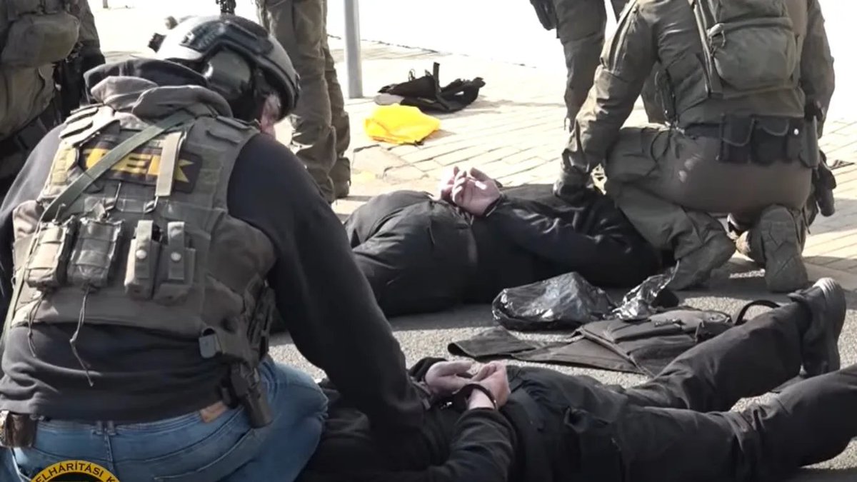 🚨 Why was a high-ranking Ukrainian intelligence officer escorting a suspicious cash transport in 🇭🇺Hungary❓️

According to information highlighted by Tűzfalcsoport, a Hungarian investigative news portal, the SBU general detained in Hungary on suspicion of money laundering