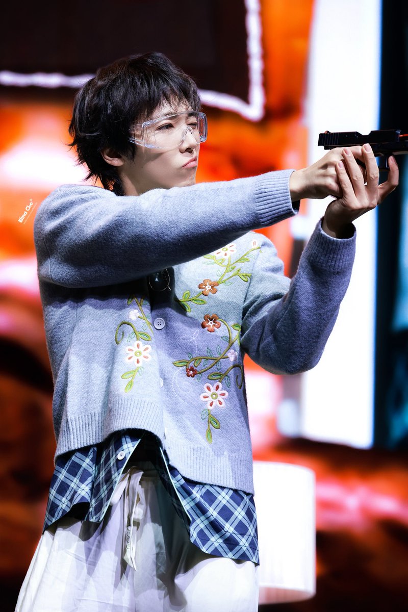 kusosky's tweet photo. 𝟐𝟔𝟎𝟑𝟎𝟕 옹기종기 
🔫
#이홍기 #옹기종기 https://t.co/pnHqxnpkQK