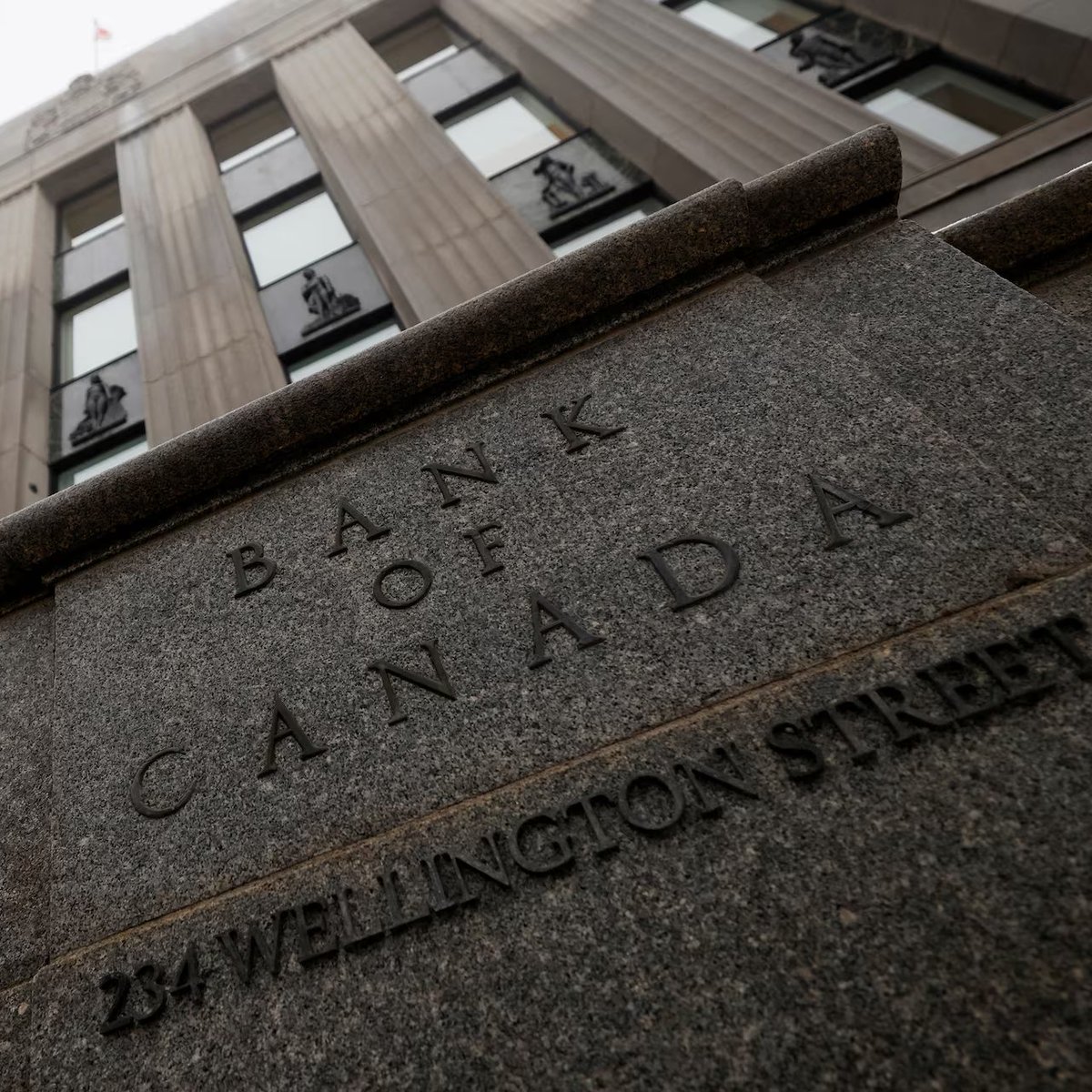 coinbureau's tweet photo. 🇨🇦 CANADA ISSUES FIRST TOKENIZED BOND

Canada has completed its first tokenized bond pilot, exploring how blockchain can be used in traditional bond markets.

The pilot involved the Bank of Canada and major banks, aiming to improve settlement speed, transparency, and efficiency.