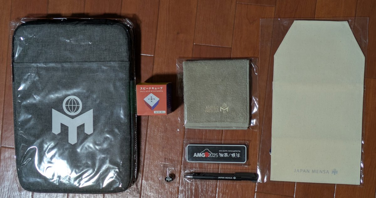 そしてMENSA(メンサ)の公式グッズはこちらを買ってきました！ 左から