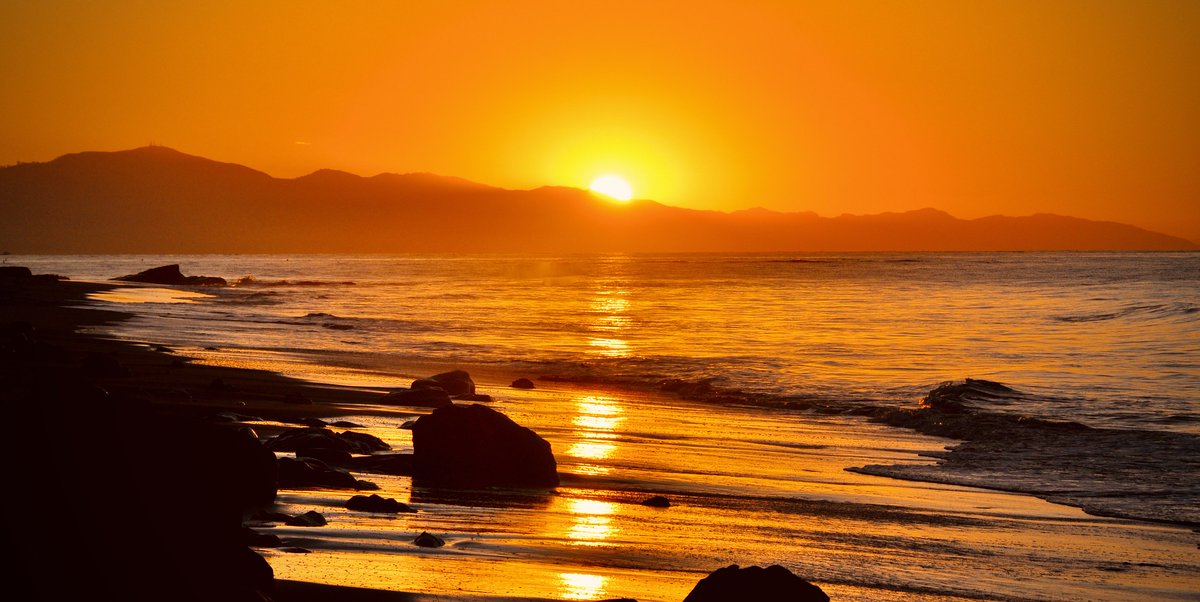 larsling's tweet photo. Sunshine memory. Happy Saturday, friends with Santa Barbara’s Secret Shoreline: Tucked away from the main tourist drag, 1,000 Steps offers a more rugged, honest look at the California coast. #santabarbara #1000steps #beach more https://t.co/SBZaqEbjJm https://t.co/W0FyegtRO3