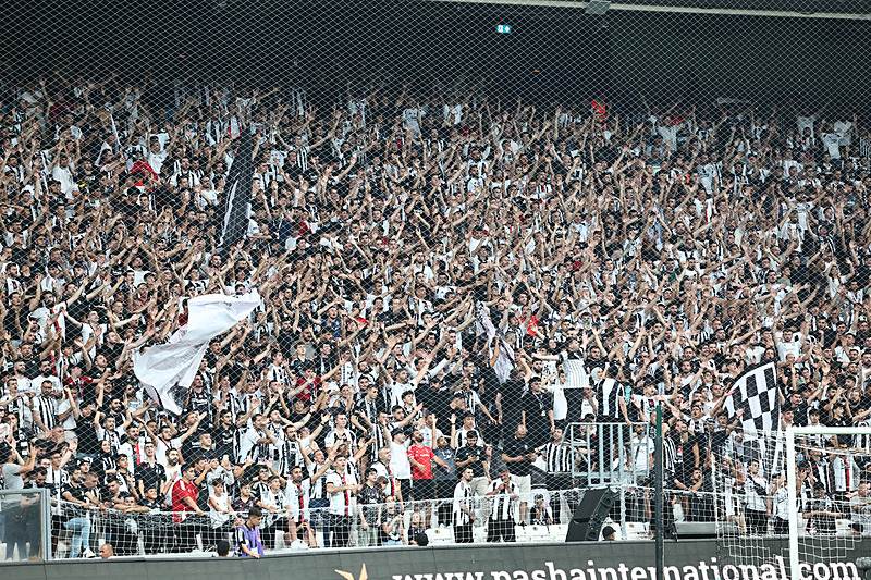 🦅 BEŞİKTAŞ DESİBEL REKORUNU KIRMAK İSTİYOR!

🔥 Beşiktaş taraftarı, derbide görsel şölene de imza atmaya hazırlanıyor. Yeni transferler için özel pankartlar hazırlandı.

🔊 Siyah-beyazlılar, 11 Mayıs 2013'te Gençlerbirliği ile oynanan maçta 141 desibel ses seviyesine ulaşarak