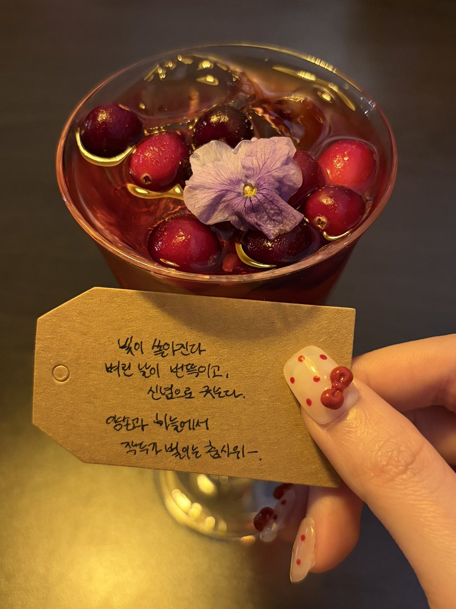 빛이 쏟아진다-
벼린 날이 번뜩이고, 신념으로 긋는다

❣️홍대 다다랩