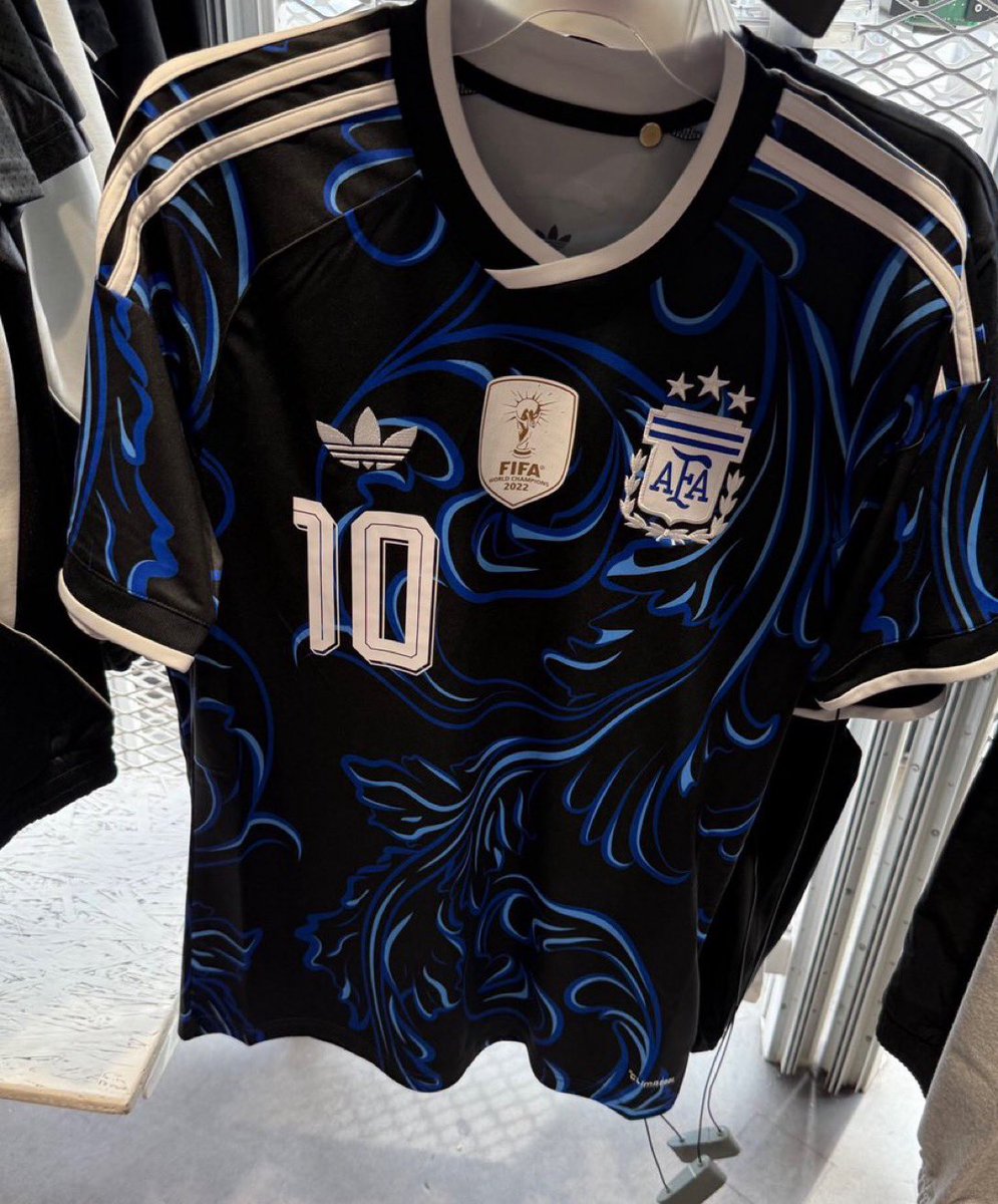 🚨 𝗕𝗥𝗘𝗔𝗞𝗜𝗡𝗚: Argentina’s away shirt for the 2026 World Cup!