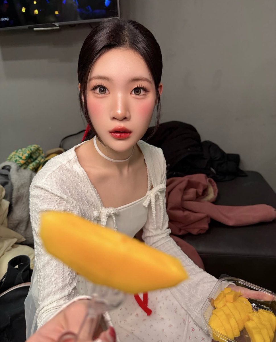 น้องสองใจมาลงรูปในแอคออฟฟิเชียล มีตอนน้องจีอูรับผลไม้กับน้องจูอึนทานผลไม้ด้วย มาส่งถึงหน้าประตู ของพี่พี่เจโน่แจมินซื้อให้แน่เยยอะ 🥺🥺🥺