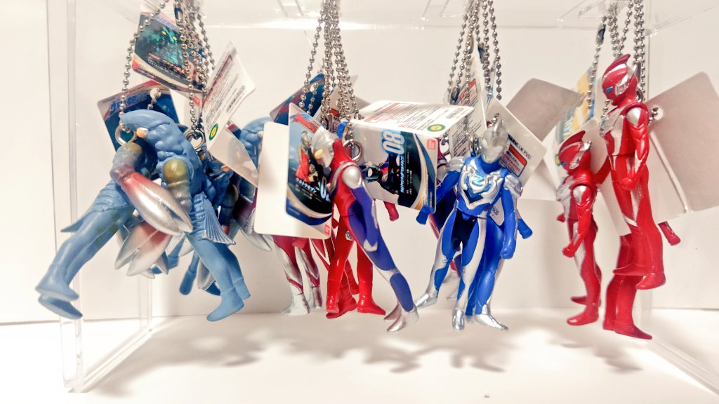 ウルトラソフビシリーズより…✨　

ミニチュアスイングマスコットが地元に並んだので、早速トライ🤗

なかなか初代 #ウルトラマン が出ない中、ダブりつつ揃えました😌

同じ物が出ても、吊って飾れば大好きなウルトラソフビコーナーが、お家で再現できちゃいます🥰

#ULTRAMAN
#あなたのソフビ紹介