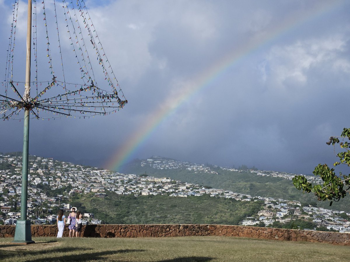 Happy Aloha Friday and Big Mahalo to today's stellar stewards! Plants team focused on removing khaki weed from the walking path. Bagged that up to never spread again here. Also string trimmed some California grass at the top in preparation for future removal. Mahalo Nui Team 🧡
