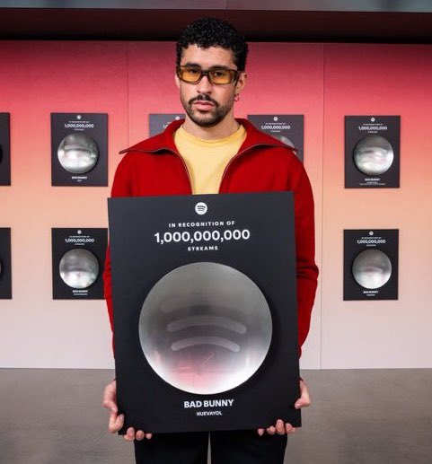 updatecultura's tweet photo. Bad Bunny e suas 29 placas de músicas com 1 BILHÃO de streams no Spotify. https://t.co/Yf8YvzVBgB