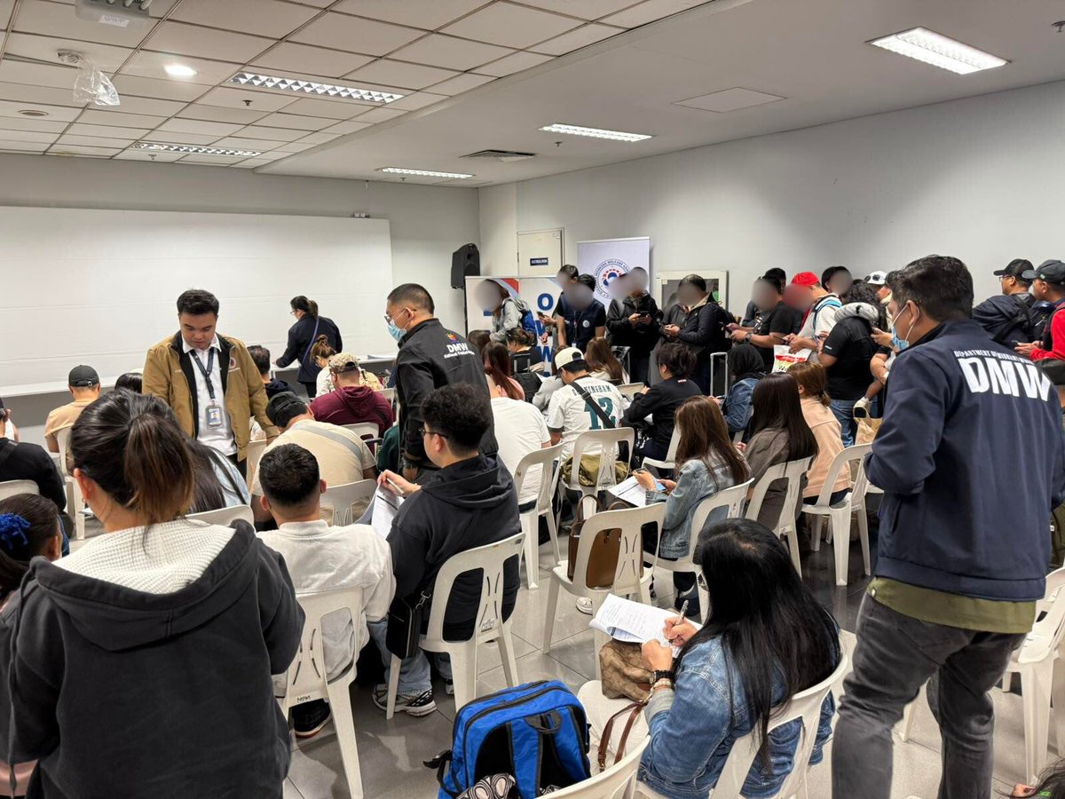 PTVph's tweet photo. TINGNAN: Dumating na sa bansa ang 81 na #OFWs kaninang umaga, Marso 7, matapos ma-stranded dahil sa kaguluhan sa #MiddleEast. #IntegratedStateMedia #ISM

(1/3) https://t.co/oZadsQwlpm