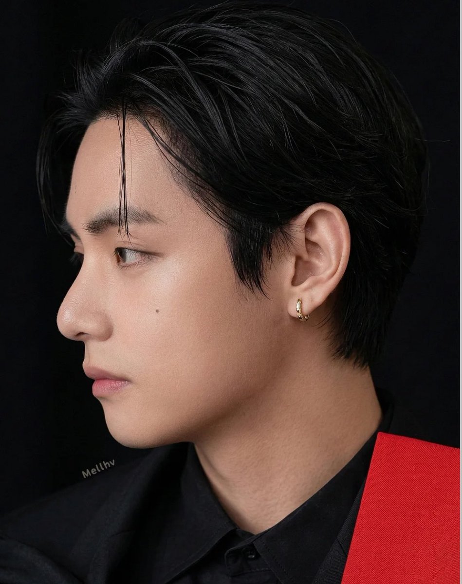95thv_thv's tweet photo. One word for taehyung? https://t.co/BgsFxbMRXY