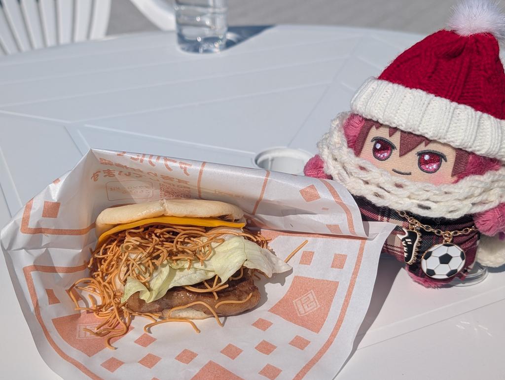 Nath9515's tweet photo. 長崎角煮バーガー美味しかった♡ https://t.co/GPDEMPDWg2