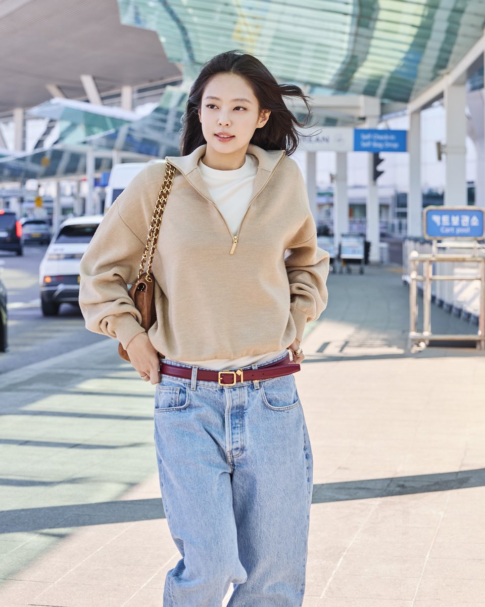 NEWSJENNlE's tweet photo. 📸 260307 #JENNIE at ICN Airport, photos provided by @CHANEL 
#ParisFashionWeek2026 https://t.co/oaW4Ae1QpE