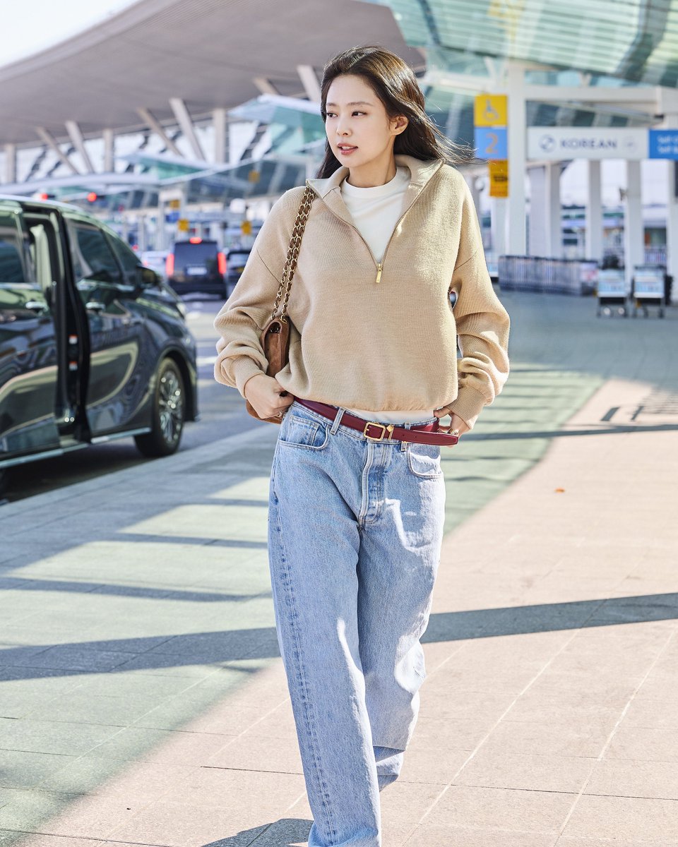 รูปเจนนี่ จาก CHANEL ชาเนลส่งช่างภาพส่วนตัวไปถ่ายรูปเจนนี่ที่สนามบินอินชอน ขณะกำลังจะเดินทางไปปารีส เพื่อเข้าร่วมโชว์ CHANEL Fall-Winter 2026 

📸 from CHANEL Official

#JENNIE #ParisFashionWeek2026