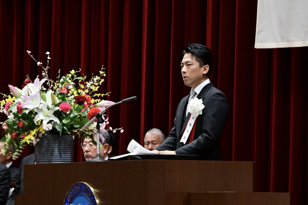 shinjirokoiz's tweet photo. 防衛大臣として、防衛医大の卒業式で訓示を行いました。以下、全文です。
今年はコロナ禍以降初めて、卒業証書をひとり一人にお渡しできた卒業式になりました。卒業生の「医師の誓い」、「看護師の誓い」からは強い想いと覚悟を感じ、心強く思いました。本当におめでとうございます。これから日本のために一緒に頑張りましょう。

令和７年度防衛医科大学校医学科・看護学科卒業式における防衛大臣訓示
 
卒業生の皆さん、卒業おめでとう。
そして、優れた医官、看護官及び看護師たる技官を育成するため、全身全霊、教育に取り組んでこられた福島校長をはじめ、教職員各位に敬意と感謝を表します。また、防衛医科大学校に多大なご理解とご協力を賜っておりますご来賓の皆様に厚く御礼申し上げます。
私は横須賀で生まれ育ったので、毎年、防衛大学校の卒業式に出席していますが、本日、歴史ある防衛医科大学校の卒業式に防衛大臣として出席できたことを大変嬉しく思います。
今日は卒業を祝し、私から皆さんに三点お話します。
一点目は、我々を取り巻く環境です。
皆さんは、これから自衛隊衛生の最前線で、隊員の命を守るという重大な任務を担う存在です。
我が国を取り巻く安全保障環境は、かつてないほど厳しく、複雑さを増しています。さらに、大規模な自然災害や感染症など、さまざまな事態への備えも不可欠です。こうした状況の中で、自衛隊員が万全の態勢で任務を遂行できるよう、隊員の健康と命を守る使命を果たすのが皆さんです。今この瞬間も、今般のイラン情勢を受け、緊張の度合いを深めている中東地域に滞在する、邦人等の輸送に備え、航空支援集団の医官が、現地への出発に備え準備しています。医官・看護官の皆さんは、国際緊急援助活動や海外での訓練を含め、自衛隊の全ての活動において、必要不可欠な存在です。
自衛隊衛生は、高度な医療技術、仲間の命を守り抜く覚悟、国民の信頼に応える責任、そして困難な現場で決して諦めない強い心が求められます。どんな厳しい状況でも「自分がいるから大丈夫だ」と胸を張って言える、そんな存在になってほしいと願っています。そして、そうなってくれると確信しています。
二点目は、医療の領域で自衛隊が目指すことです。
現在、自衛隊では、救命率の向上のため、衛生機能の抜本的な強化に取り組んでいます。
先日、私が習志野駐屯地を視察した際に、特殊作戦群と第一空挺団から、「隊員が負傷した場合に、現場で行うことのできる救命処置には制限がある。しかし、いざというときに自分たちで救命をできるよう、より柔軟な仕組みを設けてほしい」という要望を受けました。
そこで、即日、私から衛生監に対して実現に向けた検討を指示していました。その後、省内で議論を重ねた結果、救命処置の具体的な要領を定め、関連する教育を設けるなど、安全対策を講じた上で部隊の要望を実現することとなりました。
私は防衛大臣として、自衛隊員の命を守るためなら、前例にとらわれることなく必要な判断をし、全責任を負う覚悟です。
皆さんには、こうした取り組みの中核を担う存在になって欲しい。常に柔軟な発想を持ち、不断の研鑽を重ねていただきたいと思います。
三つ目は、防衛医科大学校卒業生の可能性の広がりです。
活躍の場は日本国内にとどまらず、世界、そして宇宙へと広がっています。
宇宙飛行士の金井宣茂さんをご存知でしょうか。彼はここ防衛医科大学校の卒業生で、海上自衛隊の潜水医官として極限の閉鎖環境で人命を守る任務に携わっていました。深海と同じく「一歩外に出れば死が待つ」宇宙環境において、自衛官としての経験は国際宇宙ステーションでの健康管理や安全判断に直結するものとして役立ったといいます。
宇宙では自らが被験者となりつつ医師として実験を遂行し、「治療できる宇宙飛行士」という唯一無二の役割を果たしました。 なお、来年度、航空自衛隊を航空宇宙自衛隊に改編します。部隊ではなく、自衛隊そのものの名称変更は、自衛隊創設以来初めてのことです。
皆さんの先輩である金井さんがそうだったように、潜水医官として培った現場力を宇宙という極限環境で生かしたように、先輩方が築いてきた信頼と実績を受け継ぎ、皆さん一人ひとりが、自衛隊の一員として誇りと気概を胸に、命を守る最前線で輝き続けることを心から期待しています。