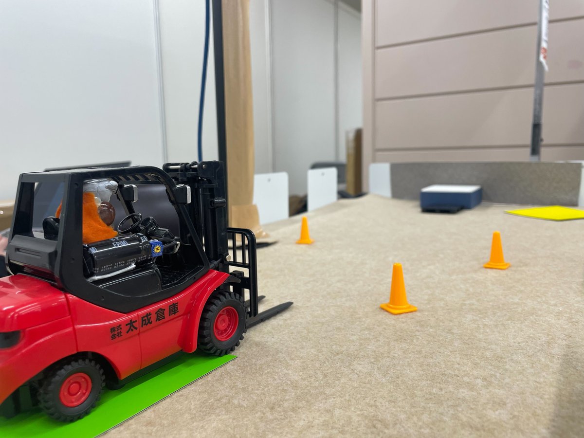 ForgeVision_Inc's tweet photo. ブースにて画像解析デモを実施中フォジ！

 フォークリフト操作をもとに、荷物を正しく運べているかをリアルタイム解析してスコア表示しているよ。
 来場者の皆さまにも楽しくチャレンジいただいていますフォジ！

ノベルティはアイマスクが人気🐻‍❄️
社長も装着中フォジ！
 #jawsdays2026 https://t.co/yzv0ePGS8V