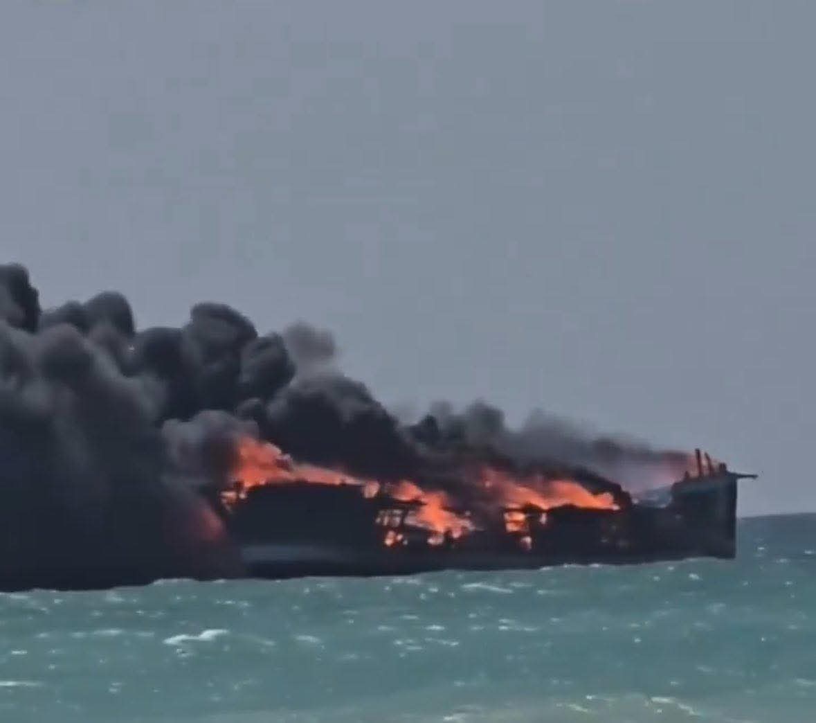 Sawa5hager's tweet image. A massive fire broke out on board a cargo ship arriving from Fujairah in the port of Bosaso completely destroying its cargo of armored vehicles and food supplies
Such ships dock in BOSASO and then head to Berbera from where supplies are transported through #Ethiopia to the #RSF