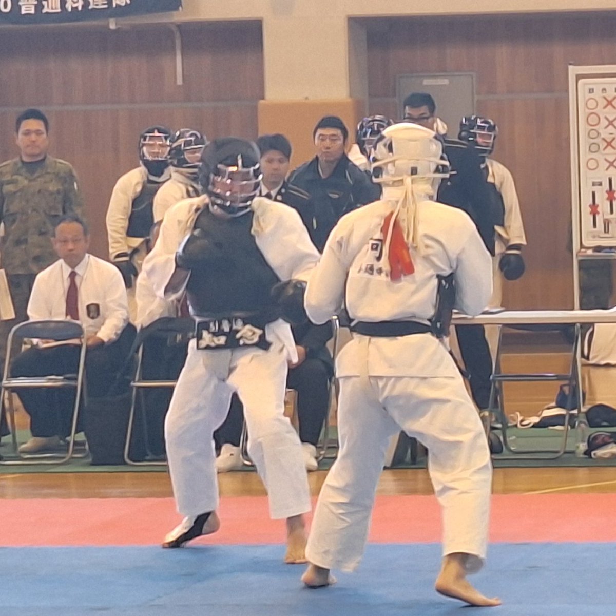 Image for the Tweet beginning: 【防衛大臣杯第41回全自衛隊拳法選手権大会】
全自衛隊拳法連盟顧問として、開会式にて挨拶をさせて頂きました。
全国より自衛隊日本一を目指し、日々鍛錬を積んできた猛者たちが、朝霞駐屯地に集結。
防具を着けているものの、突き・投げ・蹴り・関節技フルコンタクトでの戦い。 