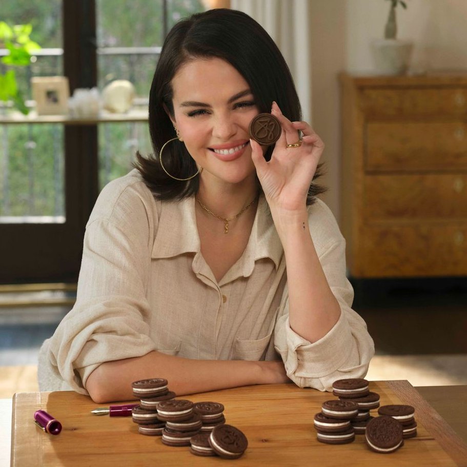 SELENAT0RSARMY's tweet photo. Selena Gomez’s limited Oreo cookies have helped scientists in New Zealand catch possums that threaten the local ecosystem.

“The Oreos were part of a trial by scientists who discovered chocolate cookies worked better than prescription stimulant drugs.”

(https://t.co/7iHTC6dw3F) https://t.co/tQjKKYpNKU