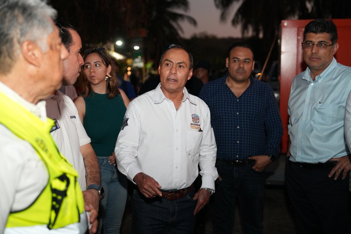Con el Gdor. <a href="/salomonj/">Salomón Jara Cruz</a>, realizamos un recorrido en la zona afectada de Punta Zicatela, donde escuchamos y atendimos a los comerciantes y prestadores de servicios que fueron afectados por el incendio que se registró la madrugada de hoy: el mensaje es claro ¡No están solos!