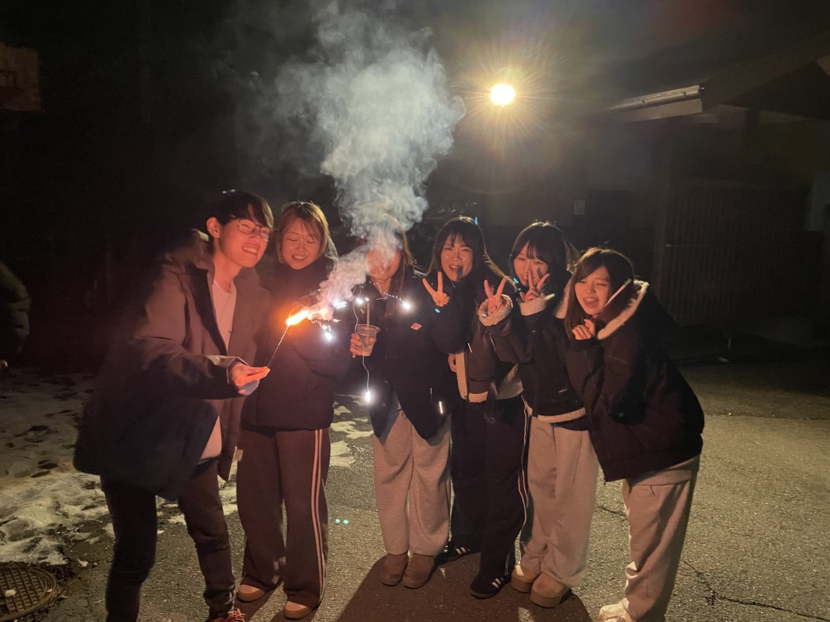 WadaZemiii's tweet photo. 2年ゼミ合宿in 河口湖

バーベキュー、花火、飲み会と、遊んでるところばかりですが😄

ちゃんと勉強もやりました🤓

三年生になったら、いよいよ、ビジコンも始まりますね

がんばっていきましょう💪 https://t.co/vFtC3ceIGS